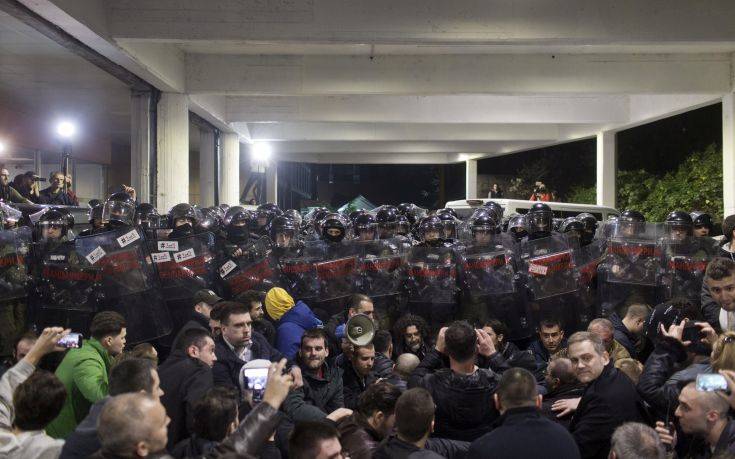 Η Αστυνομία έβγαλε εκτός της σερβικής δημόσιας τηλεόρασης τους διαδηλωτές