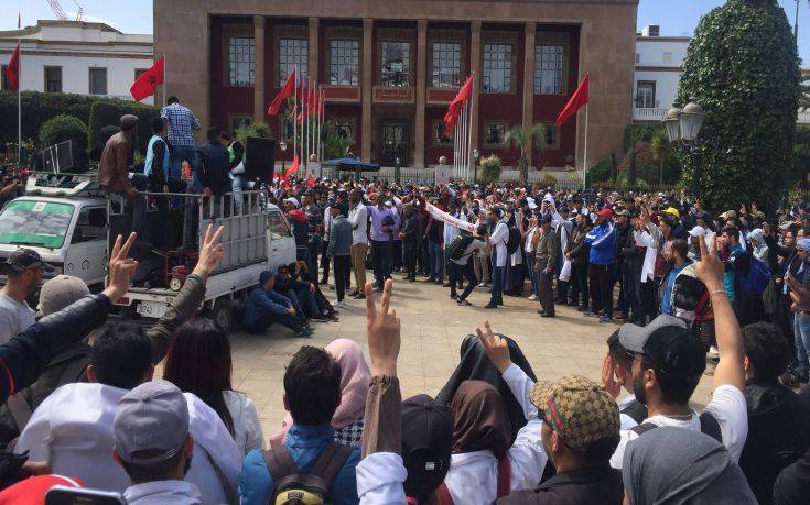 Για τέταρτη εβδομάδα συνεχίζουν την απεργία τους χιλιάδες δάσκαλοι στο Μαρόκο
