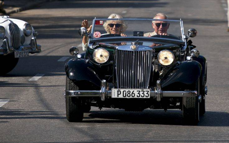 Η βόλτα του Κάρολου στην Αβάνα με μια MG cabrio του 1953