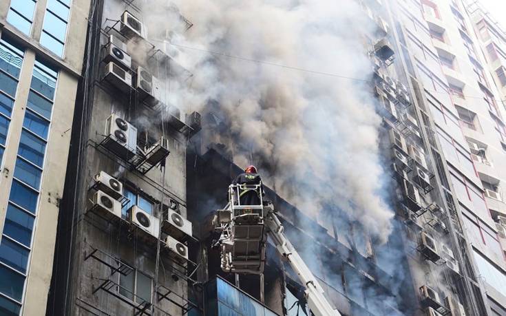 Τουλάχιστον 5 νεκροί από την πυρκαγιά σε πολυώροφο κτίριο στο Μπανγκλαντές