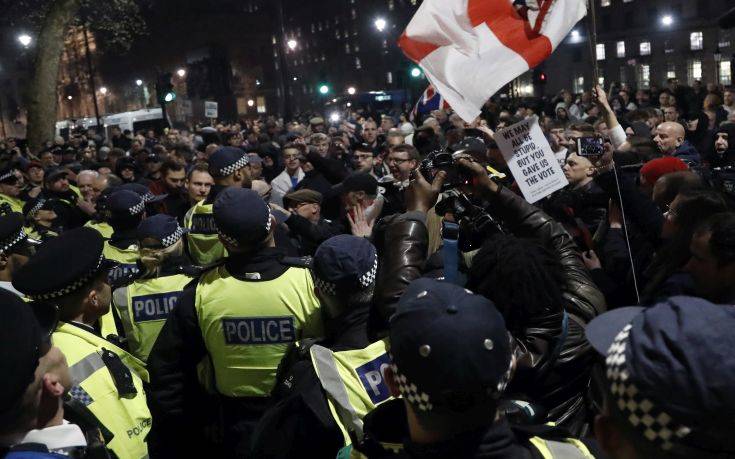 Ξύλο και ένταση στις συγκεντρώσεις στο Λονδίνο για το Brexit