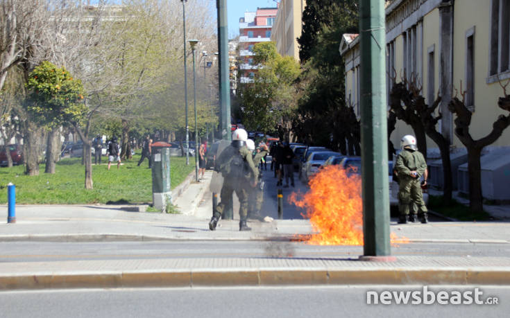 Στο Πολυτεχνείο μεταφέρθηκαν τα επεισόδια στο κέντρο της Αθήνας