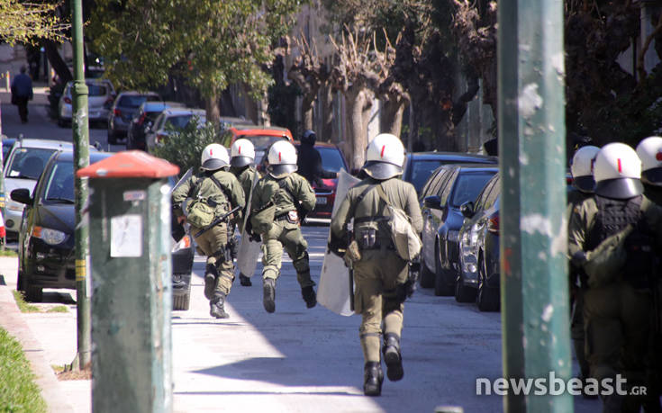 Πετροπόλεμος και φωτιά σε αυτοκίνητο στα Εξάρχεια