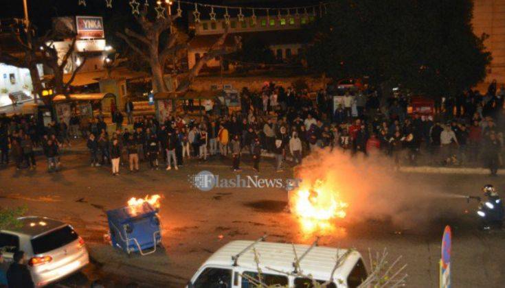 Επεισόδια στο κέντρο των Χανίων από «καρναβαλιστές» που έβαλαν φωτιές