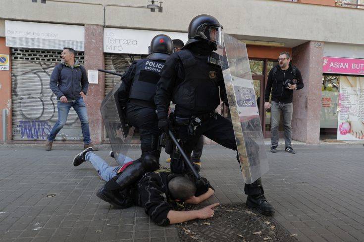 Πέντε τραυματίες σε ταραχές κατά τη διάρκεια διαδήλωσης ακροδεξιών στη Βαρκελώνη