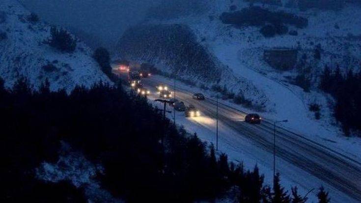 Δείχνει τα δόντια της η κακοκαιρία με έντονη χιονόπτωση, αυτοκίνητα κολλημένα σε εθνικές οδούς