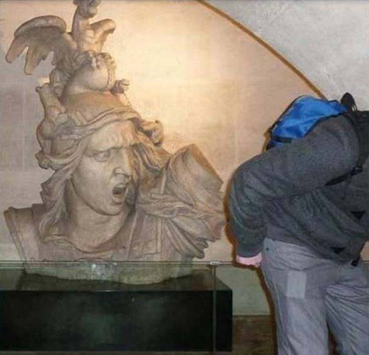 Τουρίστες ποζάρουν με αγάλματα