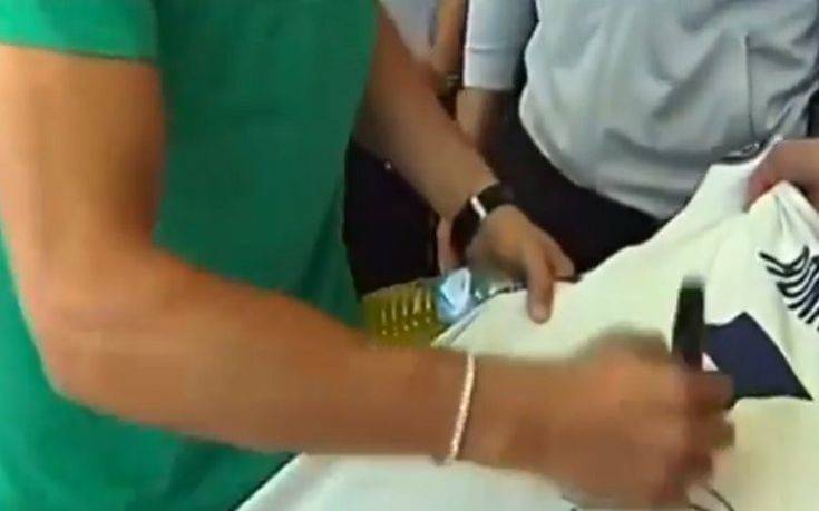 Ο Κριστιάνο υπέγραψε σε φανέλα της… Ρεάλ