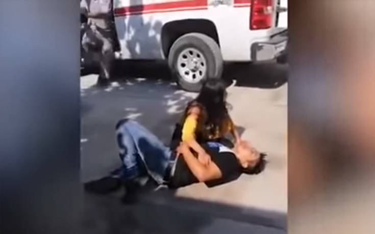 Μαχαίρωσε τον φίλο της και του έλεγε «αγάπη μου μην πεθάνεις»