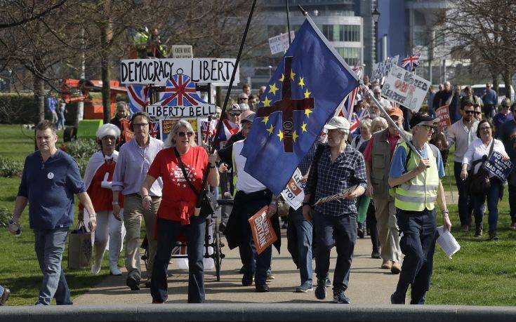 Μπαράζ διαδηλώσεων και αντιδιαδηλώσεων για το Brexit στο κέντρο του Λονδίνου