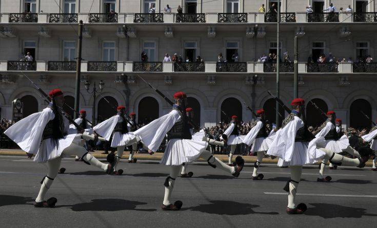 Η κίνηση του φίλου του νεκρού εύζωνα στην παρέλαση που συγκίνησε