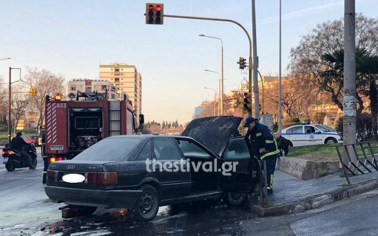 Αυτοκίνητο άρπαξε φωτιά εν κινήσει στη Θεσσαλονίκη