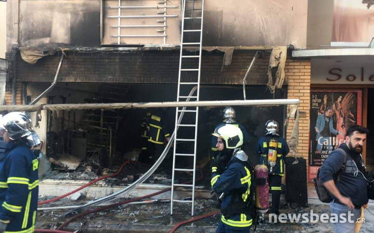 Φωτογραφίες από την πυρκαγιά σε κατάστημα παιχνιδιών στο Χαλάνδρι