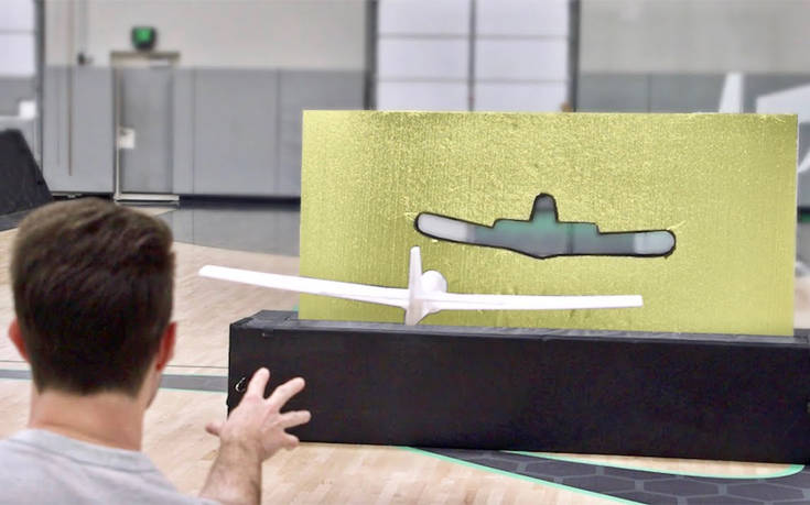 Πόσο κόλπα μπορείς να κάνεις με ένα ψεύτικο αεροπλανάκι;