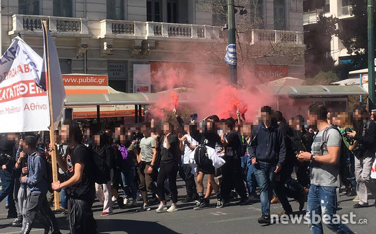 Με μικροένταση στα Προπύλαια ολοκληρώθηκε το μαθητικό συλλαλητήριο