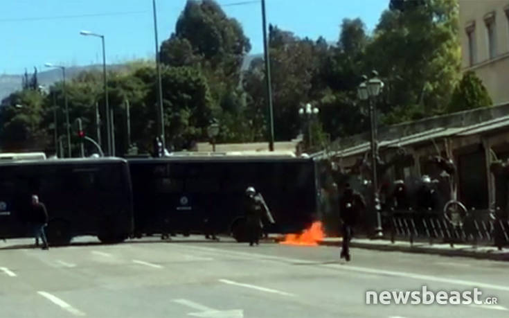 Μολότοφ στη Βασιλίσσης Σοφίας, σε εξέλιξη το μαθητικό συλλαλητήριο