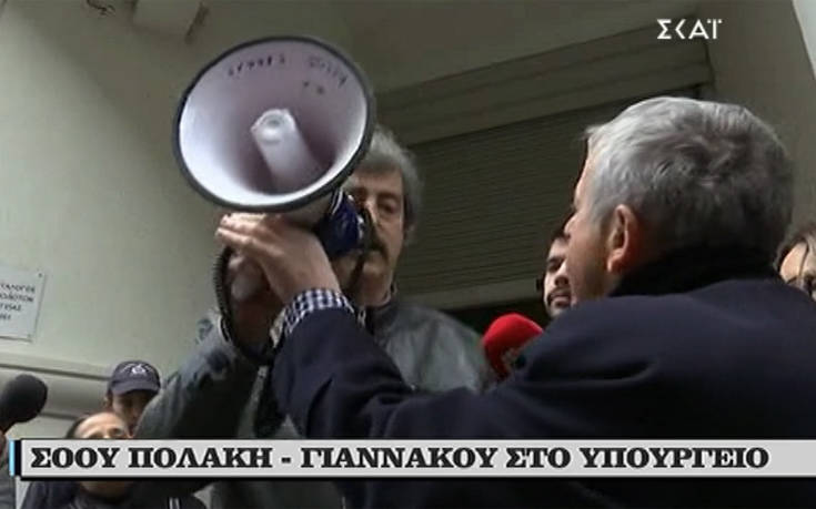 Ο Πολάκης πήρε την ντουντούκα και άρχισε να μιλάει στους διαδηλωτές