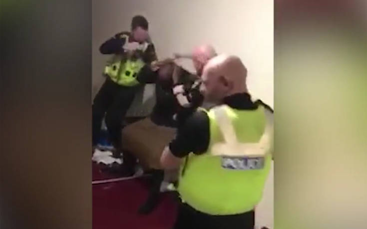 Σάλος στη Μεγάλη Βρετανία με βίντεο που δείχνει αστυνομικούς να χτυπούν άνδρα