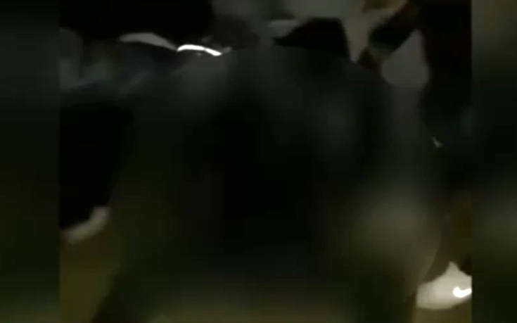 Σκληρό βίντεο με την επίθεση οπαδών με μαχαίρι σε 22χρονη κοπέλα