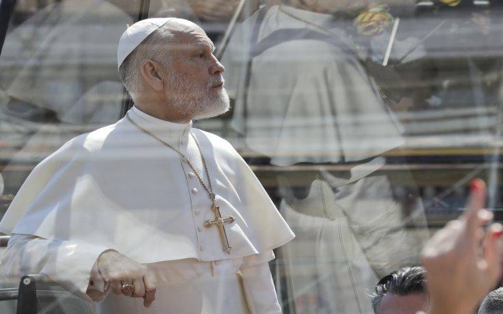 Στην πλατεία του Αγίου Πέτρου… habemus Τζον Μάλκοβιτς