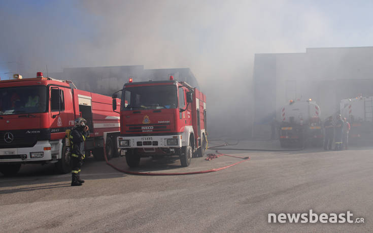 Φωτογραφίες από την αποθήκη χαρτικών, όπου η φωτιά συνεχίζει να καίει