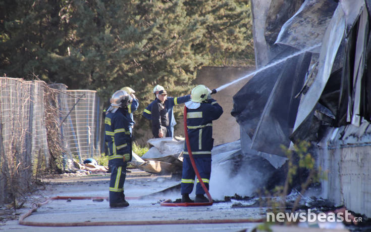 Υπό έλεγχο η πυρκαγιά σε αποθήκη χαρτικών στα Γλυκά Νερά