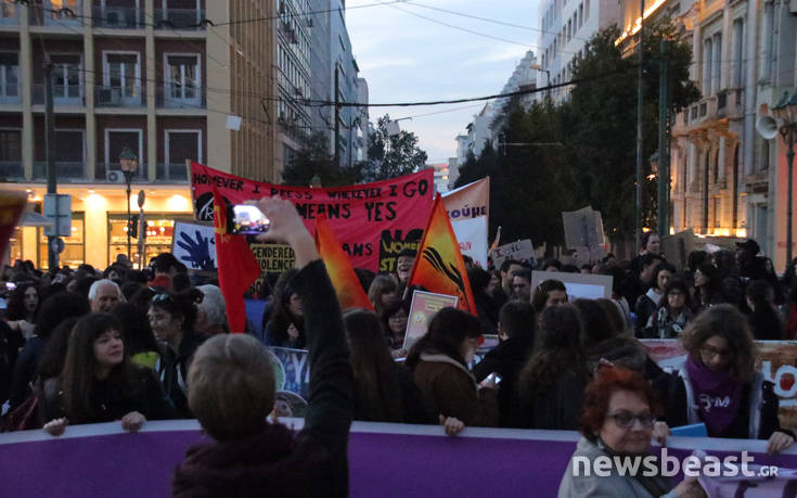 Με συνθήματα κατά των έμφυλων διακρίσεων και των γυναικοκτονιών διαδήλωση στην Αθήνα