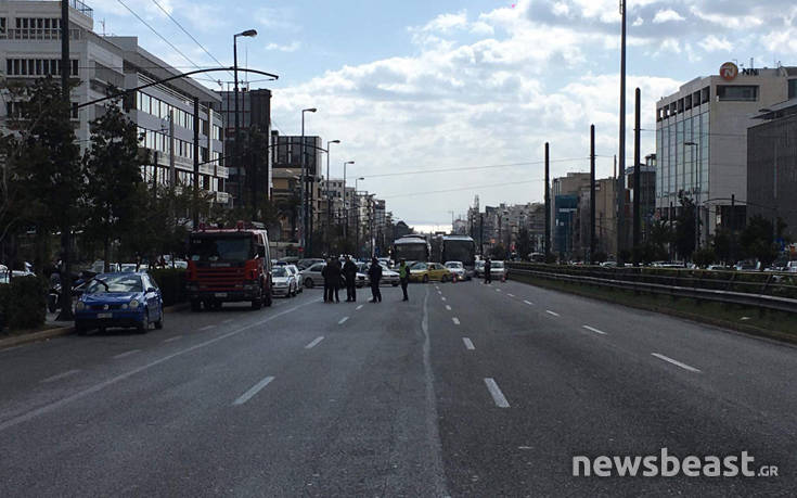 Κίνδυνος να πέσει πινακίδα στη Συγγρού, γίνεται εκτροπή κυκλοφορίας