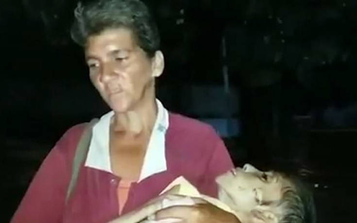Μητέρα κουβαλά τη σορό της υποσιτισμένης 19χρονης κόρης της στη Βενεζουέλα
