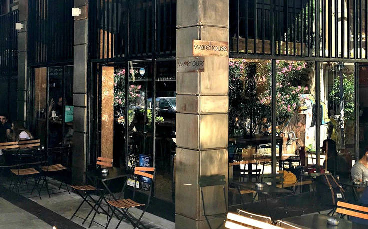 Όμορφα στέκια για καφέ σε πεζόδρομους της πόλης