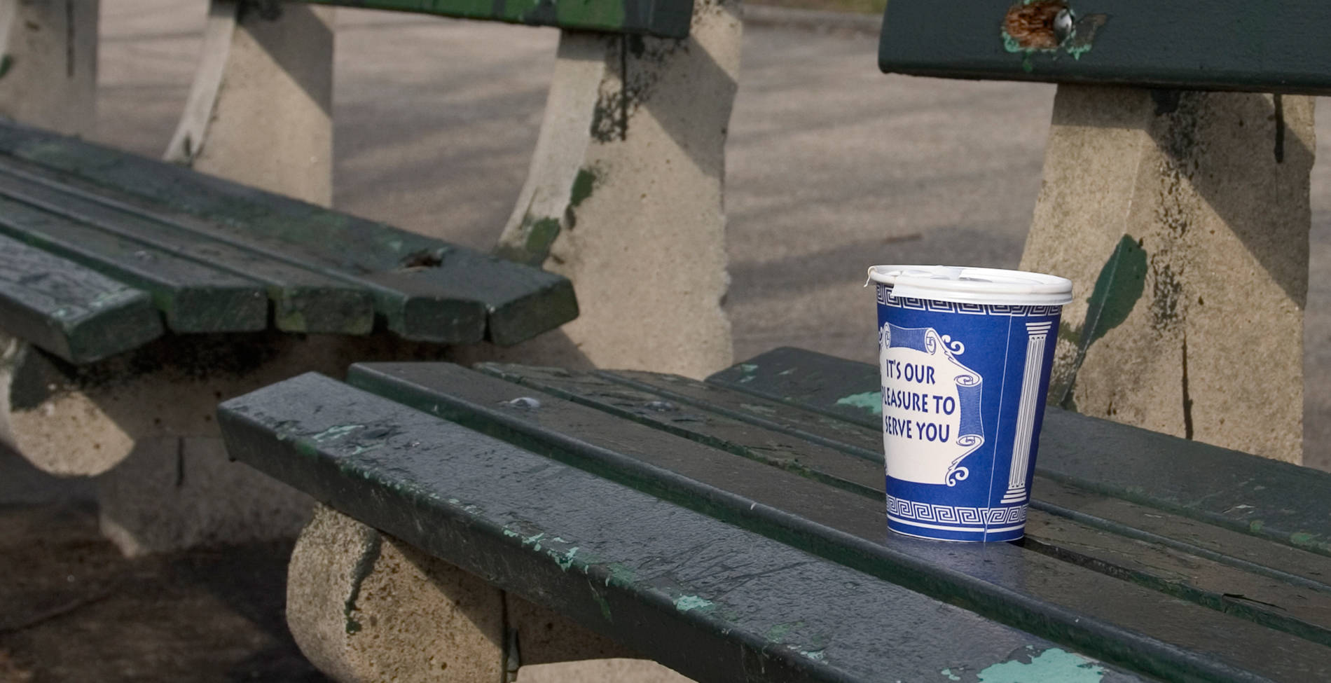 Το χάρτινο ποτήρι με τον ελληνικό χαρακτήρα που έμαθε στους Νεοϋρκέζους τον καφέ στον δρόμο