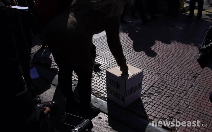 Η ΠΟΕΔΗΝ έστησε κάλπες έξω από τη Βουλή με μήνυμα για τον Πολάκη