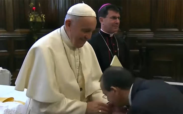 Ο Πάπας τραβάει το χέρι του κάθε φορά που ένας πιστός πάει να το φιλήσει
