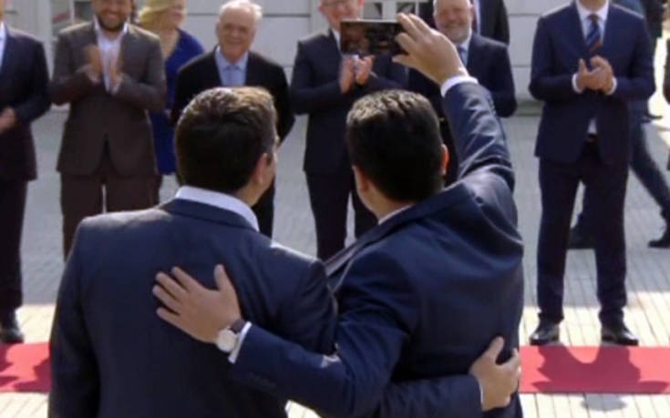 Ο διεθνής Τύπος για την επίσκεψη Τσίπρα στα Σκόπια και τη… σέλφι με τον Ζάεφ