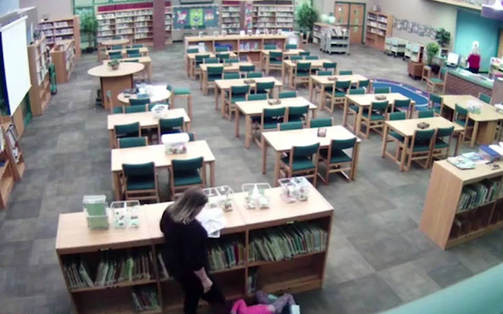 Δασκάλα κλωτσάει 5χρονη επειδή κρύφτηκε στη βιβλιοθήκη
