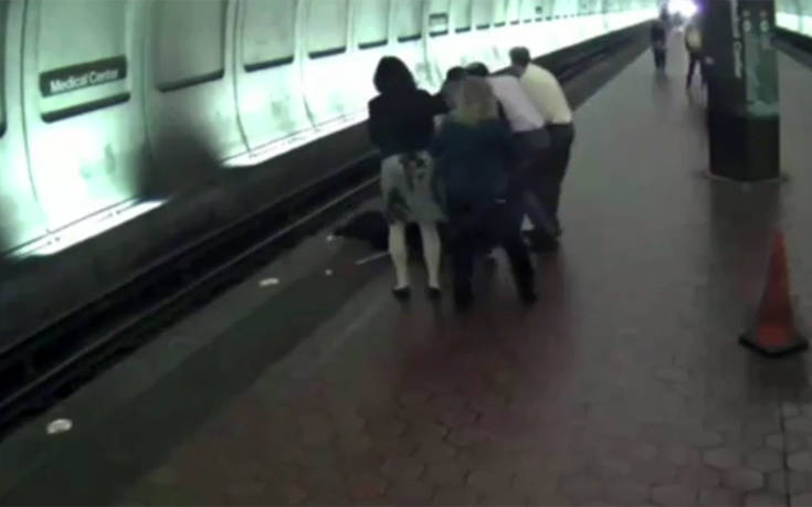 Η δραματική στιγμή που τυφλός άντρας πέφτει από την αποβάθρα στις ράγες του μετρό