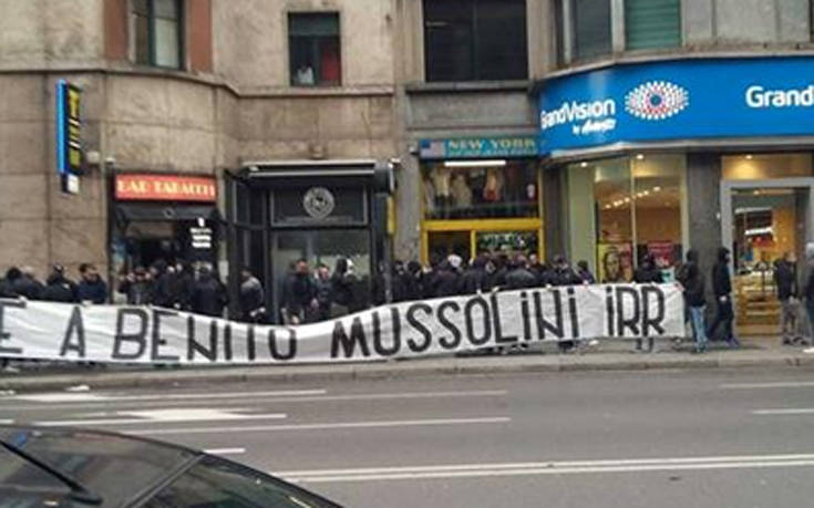 Οπαδοί της Λάτσιο κρέμασαν πανό που έγραψε «τιμή στον Μουσολίνι»