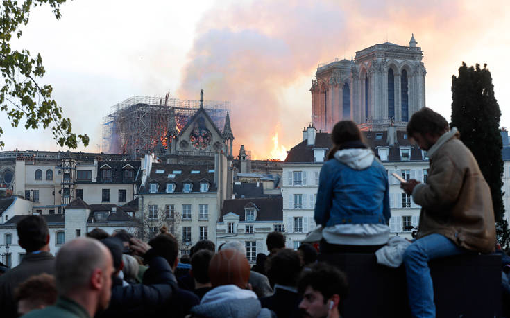 Μέρκελ: Οι φρικτές εικόνες της Παναγίας των Παρισίων να καίγεται μας πληγώνουν