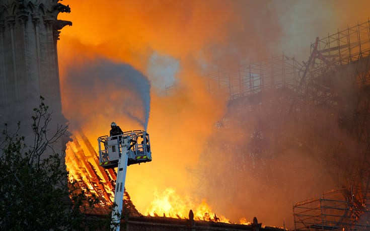 Παναγία των Παρισίων: Οι πυροσβέστες μπήκαν στη Νοτρ Νταμ σε λιγότερα από 10 λεπτά
