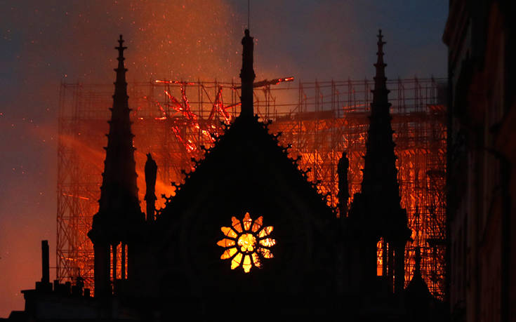 Σοκ και θλίψη στο Παρίσι για τη φλεγόμενη Παναγία των Παρισίων