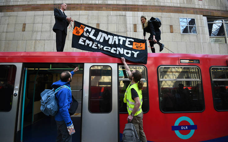 Ακτιβιστές για το κλίμα ανέβηκαν σε οροφή τρένου στο Λονδίνο