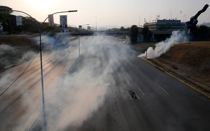 Επικίνδυνη κλιμάκωση στη Βενεζουέλα με οδομαχίες και δακρυγόνα