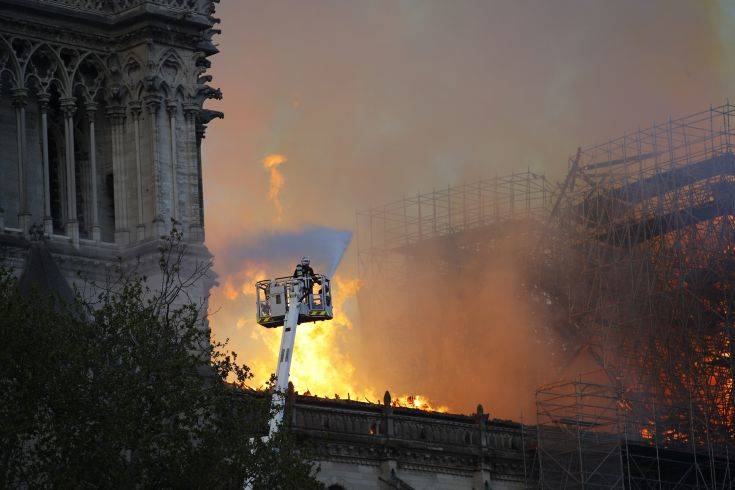 Παναγία των Παρισίων: Έσβησαν όλες οι εστίες φωτιάς, «κολοσσιαίες» οι ζημιές