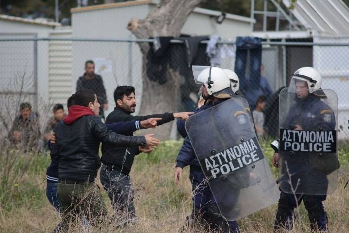 Νέα επεισόδια στα Διαβατά, συγκρούσεις ανάμεσα σε πρόσφυγες και ΜΑΤ