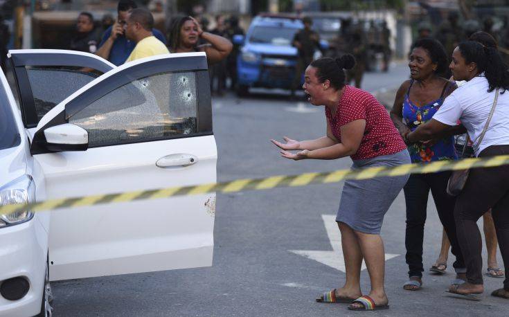 Στρατιωτικοί γάζωσαν με 80 σφαίρες αυτοκίνητο με πενταμελή οικογένεια