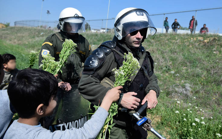 Προσφυγόπουλα προσέφεραν λουλούδια στους αστυνομικούς των ΜΑΤ στα Διαβατά