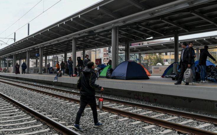 Αποχωρούν σταδιακά οι πρόσφυγες από το σταθμό Λαρίσης