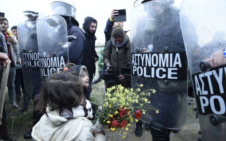 Προσφυγόπουλα προσέφεραν ξανά λουλούδια στους αστυνομικούς