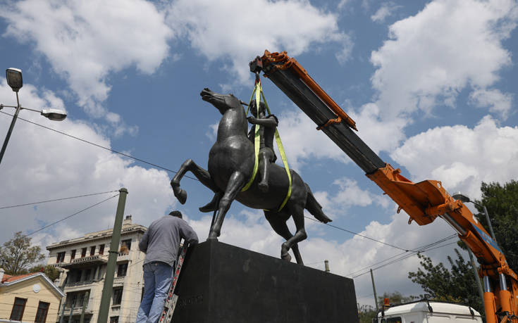 Το άγαλμα του Μεγάλου Αλεξάνδρου δεσπόζει στην «καρδιά» της Αθήνας