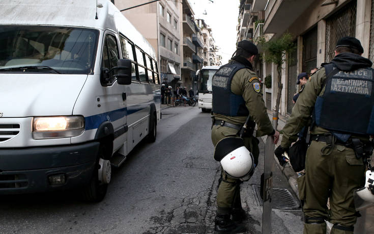 Διπλή αστυνομική επιχείρηση στα Εξάρχεια σε υπό κατάληψη κτίρια